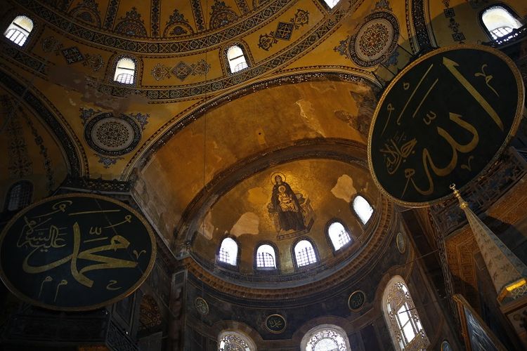 Pemandangan era Bizantium Hagia Sophia, situs Warisan Dunia UNESCO dan salah satu tempat wisata utama Istanbul di distrik bersejarah Sultanahmet di Istanbul, Jumat, 10 Juli 2020. 