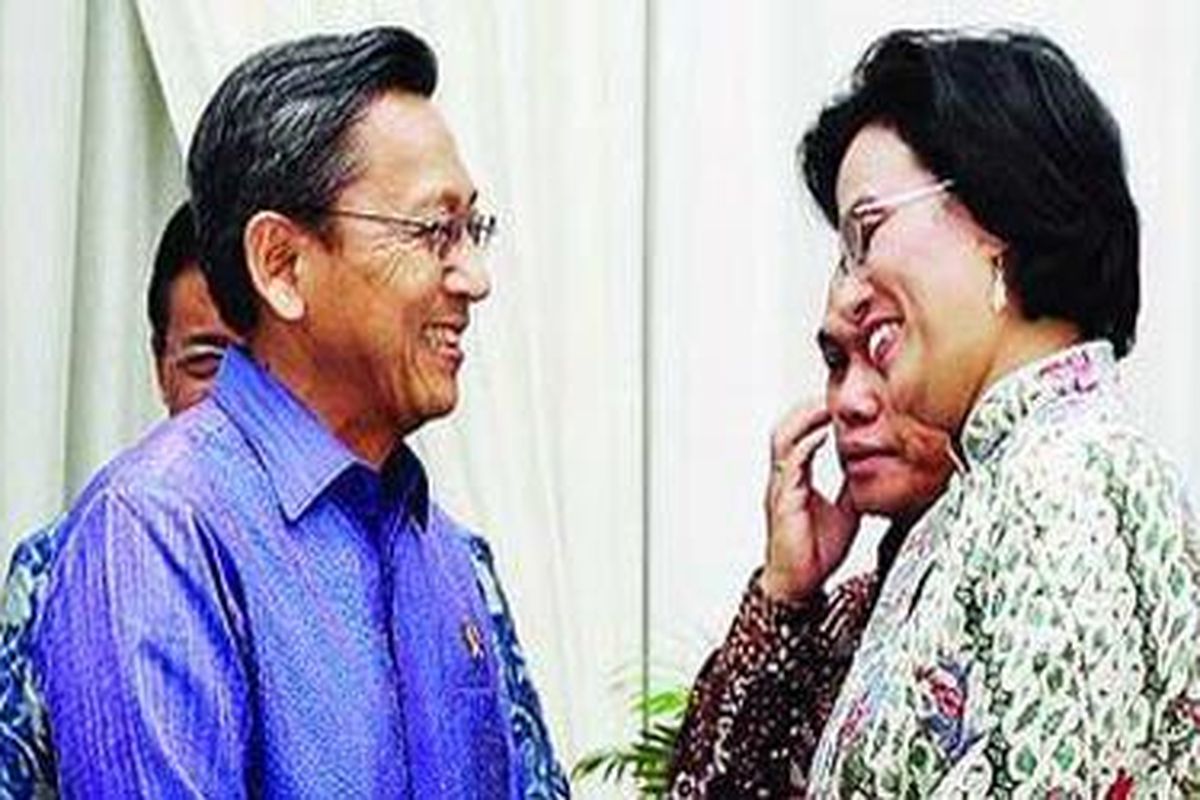 Wakil Presiden Boediono berjabat tangan dengan Menteri Keuangan Sri Mulyani Indrawati, seusai menyampaikan pidato tanggapan mengenai kasus Bank Century, di Istana Wapres, Jakarta, Jumat (5/3/2010). 