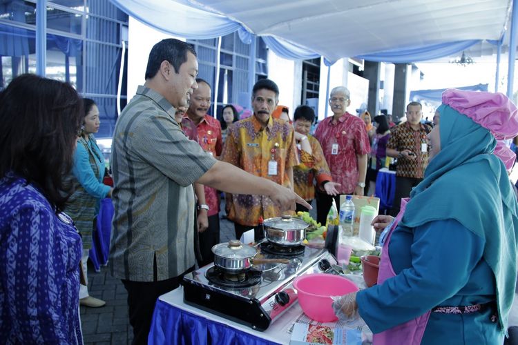 Wali Kota Semarang, Hendrar Prihadi, mengajak masyarakat untuk lebih sering makan ikan sebagai sumber protein hewani, Selasa (10/4/2018)