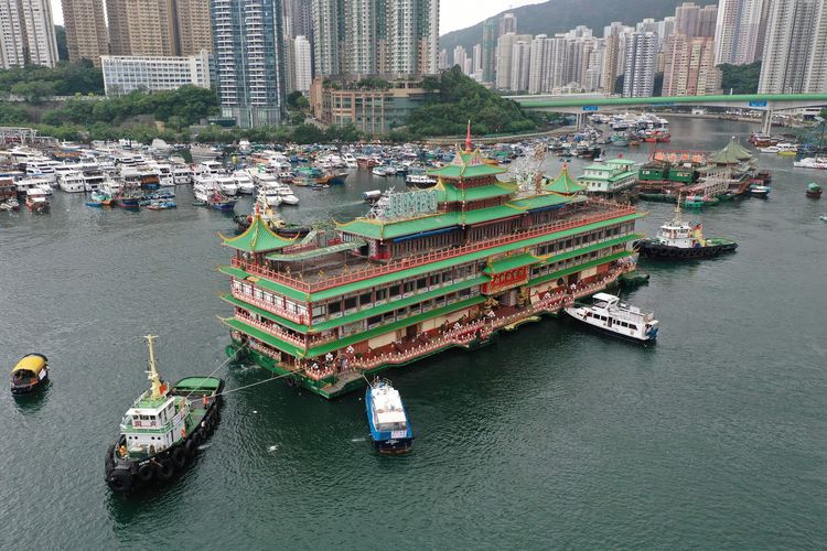 Restoran Jumbo Hong Kong saat ditarik keluar dari Pelabuhan Aberdeen, Hong, Kong, 14 Juni 2022. Restoran Jumbo tenggelam di Laut China Selatan pada Minggu (19/6/2022). Dulu restoran terapung ini sangat terkenal karena mirip Istana Kekaisaran China, tetapi kemudian mengalami krisis finansial.