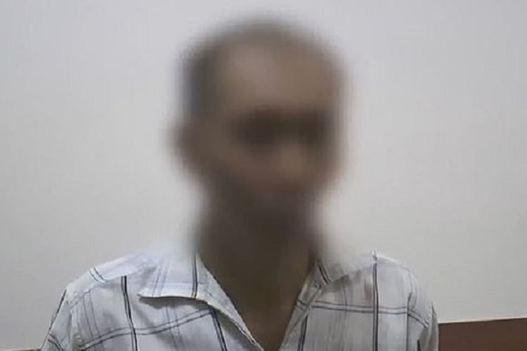 Tukang ledeng di Almaty, Kazakhstan, saat diinterogasi poliis. Dia ditangkap karena membunuh pelanggannya hanya karena si pelanggan minta diskon.