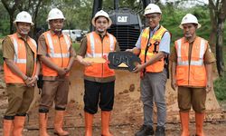 Optimalkan Pengelolaan Sampah di TPA Telang, Bupati Aulia Serahkan Bulldozer D3 kepada DLHP HST