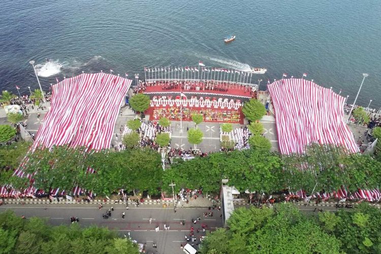 Kemeriahan peringatan Hari Kemerdekaan Republik Indonesia ke 77 di Anjungan Pantai Losari, Kota Makassar.