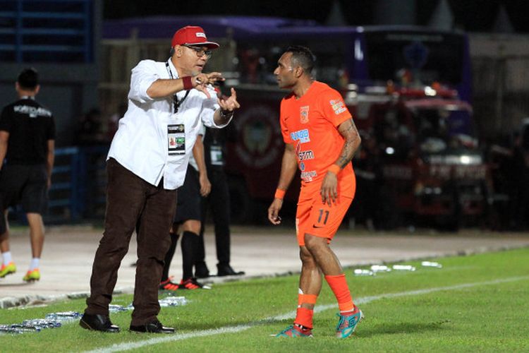 Pelatih Borneo FC, Iwan Setiawan memberikan instruksi pada Titus Bonai saat laga Borneo FC Vs Arema FC pada babak penyisihan Piala Gubernur Kaltim 2018 Grup A di Stadion Segiri, Samarinda, Kalimantan Timur, Minggu (25/02/108).