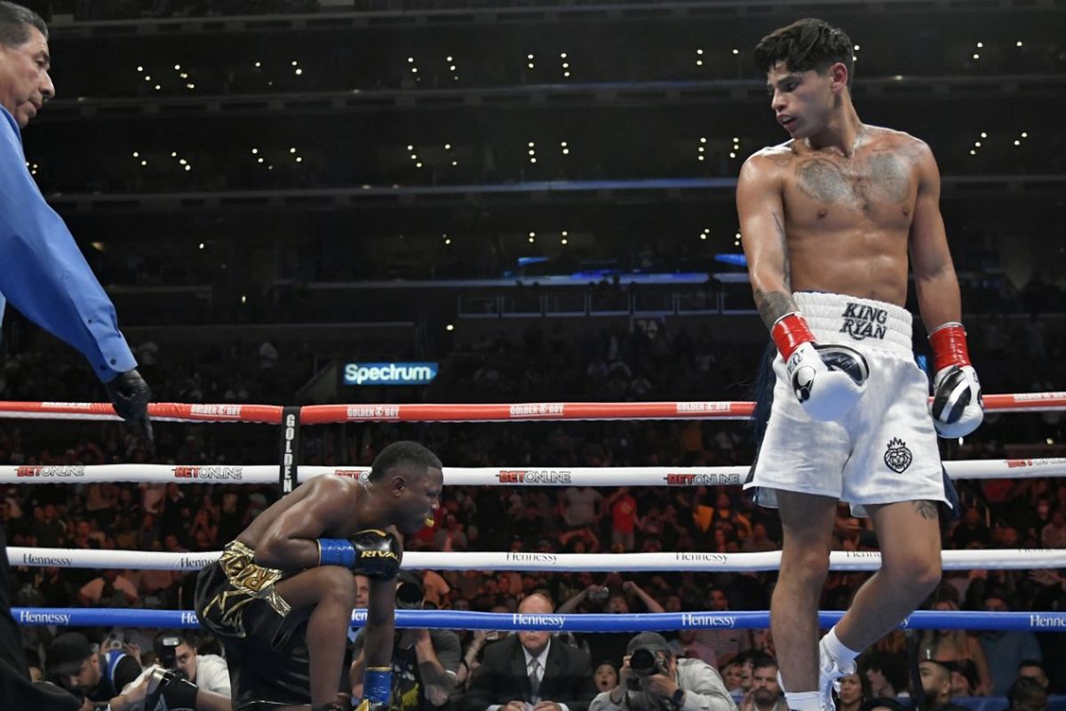 Ryan Garcia memukul jatuh Javier Fortuna fi ronde ke-lima pertandingan kelas Super Lightweights di  Crypto.com Arena pada 16 Juli 2022 di Los Angeles, AS.   