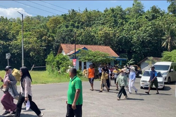 Macet Parah di Jalur Pantai Gunungkidul, Wisatawan Pilih Jalan Kaki ke Pantai