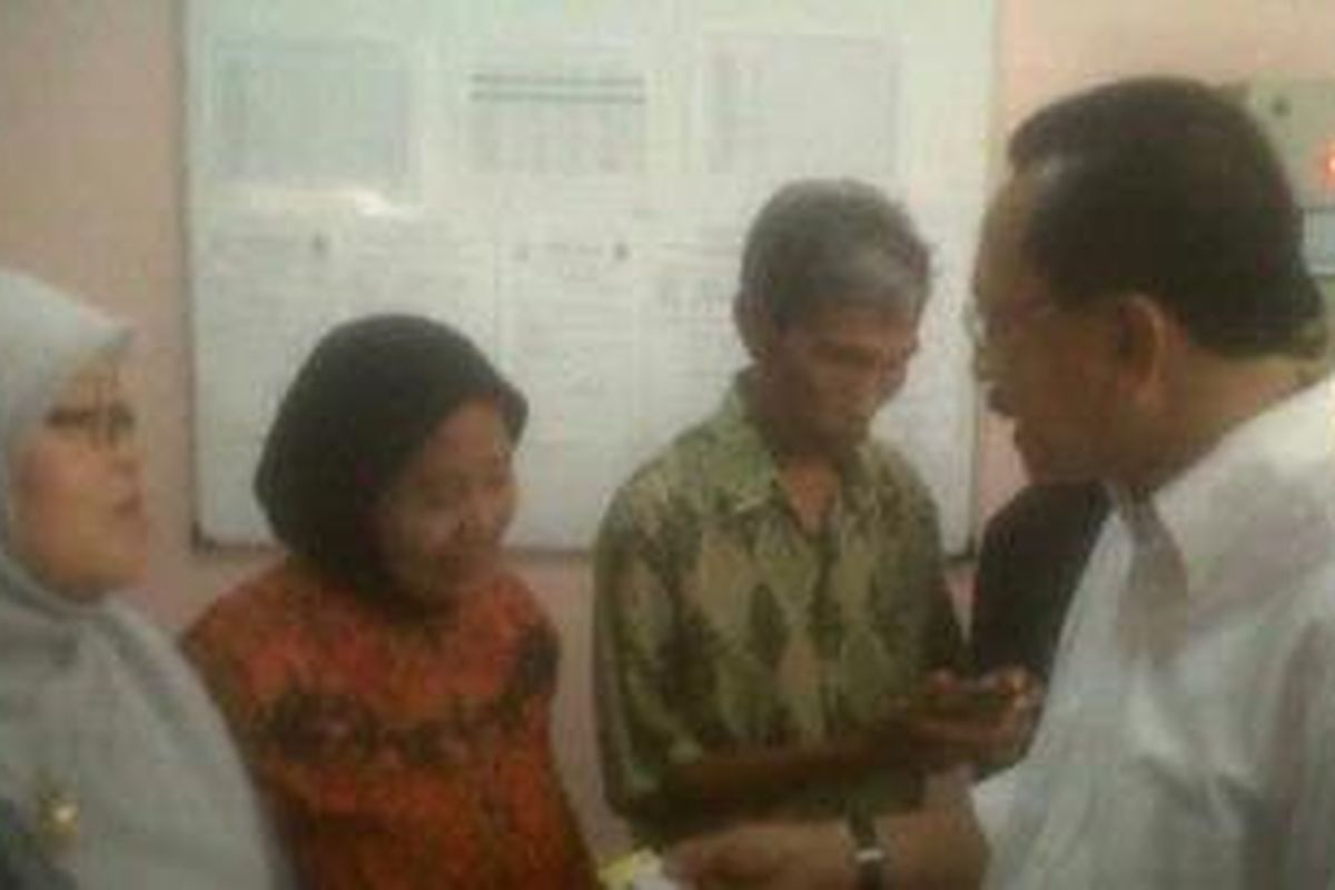 Gubernur DKI Jakarta, Fauzi Bowo dalam kunjungannya ke Puskesmas Rawat Inap Kecamatan Koja, Jakarta Utara memberikan 14 kartu JPK Gakin secara simbolik, Rabu, (22/8/2012).