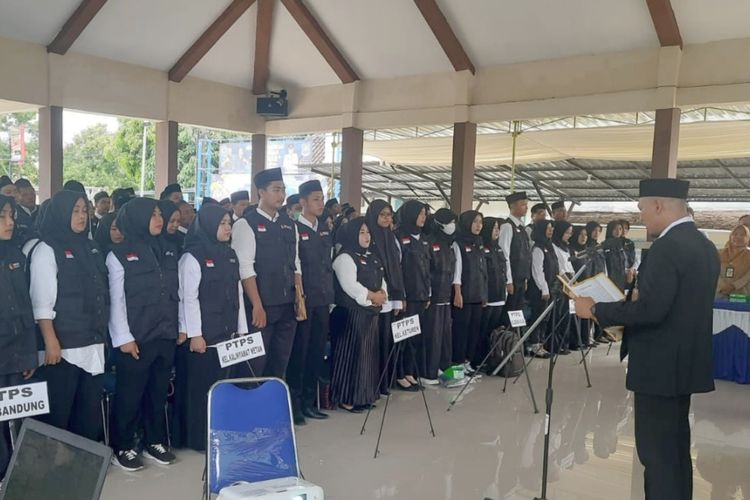 Pengawas TPS mengikuti acara pelantikan di Kantor Kecamatan Tegal Selatan, Kota Tegal, Jawa Tengah, Senin (22/1/2024). 