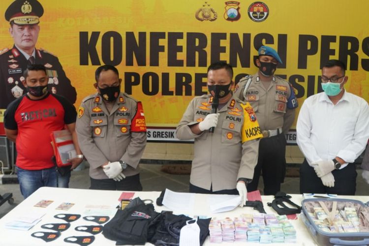 Pihak kepolisian saat menunjukkan barang bukti kejahatan yang dilakukan oleh ME, dalam rilis pengungkapan kasus di halaman Mapolres Gresik, Senin (19/10/2020).