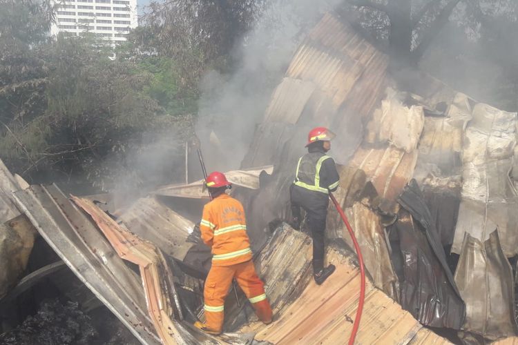 Petugas pemadam kebakaran dari Kabupaten Bekasi saat memadamkan api di sebuah gudang limbah di Kampung Cibatu, RT 09 RW 05 Desa Cibatu, Cikarang Selatan, Jumat (17/3/2023).