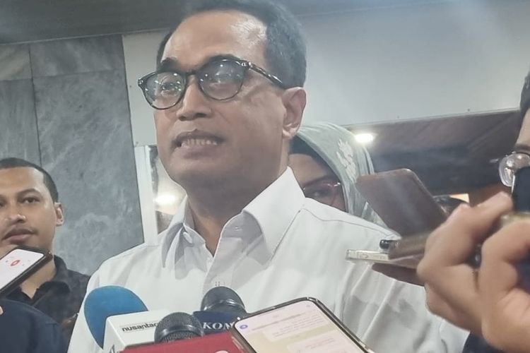 Menteri Perhubungan Budi Karya Sumadi sebut Indonesia dapat bantuan dana dan bus listrik dari Bank Dunia. 