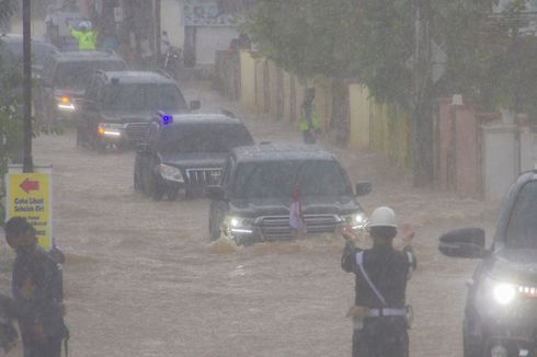 Mobil RI 1 Terobos Banjir Saat Jokowi ke Banjar Kalsel