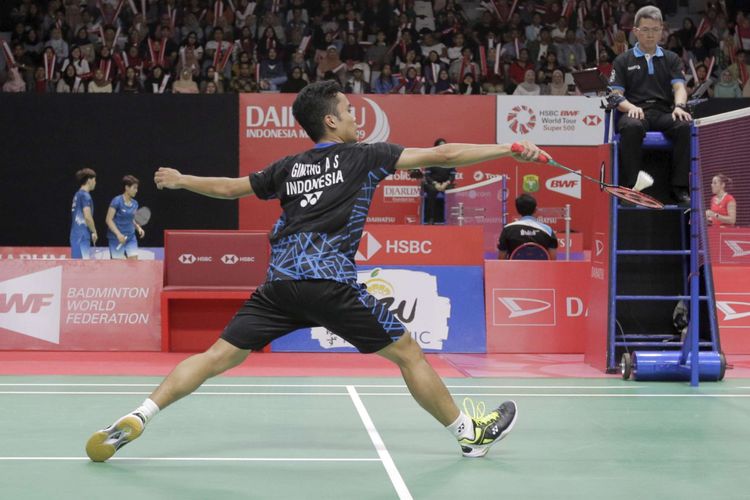 Pebulu tangkis putra Indonesia Anthony Sinisuka Ginting saat melawan pebulu tangkis Cina Zhao Junpeng di pertandingan Daihatsu Indonesia Masters 2019 di Istora Senayan, Jakarta, Kamis (24/1/2019). Antohy Ginting lolos ke babak perempat final usai menang dengan skor 21-15 dan 21-12.