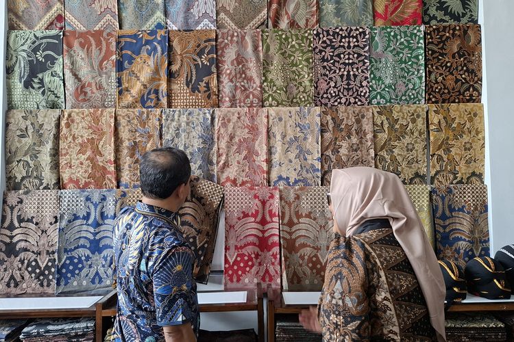 Gubernur Jawa Tengah, Ahmad Lutfhi saat melihat hasil produksi batik di butik Batik Nuri Lestari, Kamis (30/10/2025)