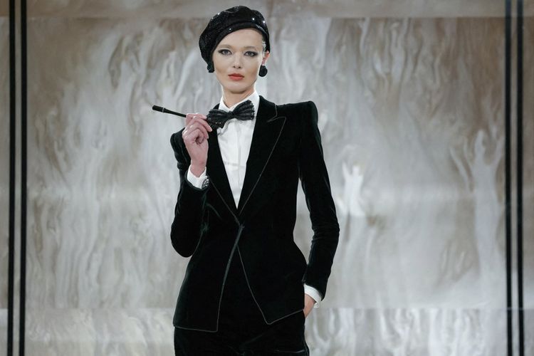Model memperlihatkan karya Giorgio Armani Prive saat Haute-Couture Fall/Winter 2025/2026 untuk perempuan di Palazzo Armani di Paris, Perancis, pada Selasa (8/7/2025). Giorgio Armani meninggal dunia di usia 91 tahun pada Kamis (4/9/2025).