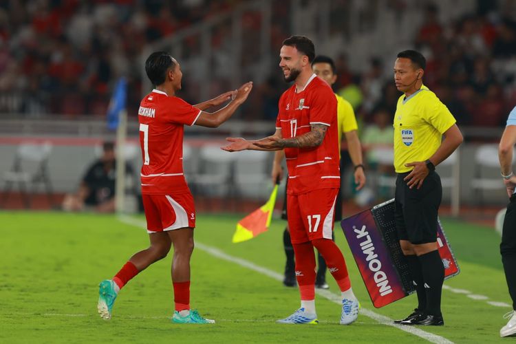 Calvin Verdonk (kanan) masuk menggantikan Beckham Putra dalam laga Timnas Indonesia vs Oman di Stadion Utama Gelora Bung Karno, Jakarta, Jumat (5/6/2026).