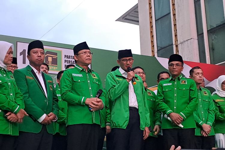 Menparekraf Sandiaga Uno dalam jumpa pers usai resmi menjadi kader Partai Persatuan Pembangunan (PPP) di kantor DPP PPP, Jakarta Pusat, Rabu (14/6/2023). 