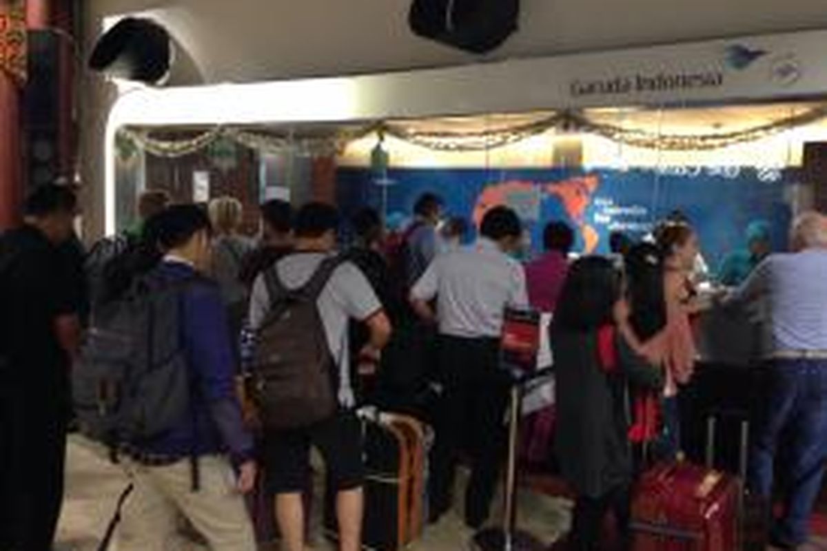 Penumpang maskapai Garuda Indonesia yang tadinya akan terbang ke Denpasar dan Lombok antre di loket Terminal 2F Bandara Soekarno-Hatta, Tangerang, Jumat (10/7/2015). Garuda membatalkan semua penerbangan ke Denpasar, Lombok, Banyuwangi, dan Surabaya menyusul letusan Gunung Raung di perbatasan Kabupaten Banyuwangi, Bondowoso, dan Jember, Jawa Timur. 