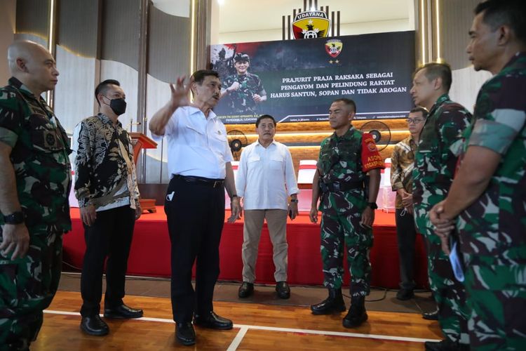 Menko Bidang Kemaritiman dan Investasi yang juga Ketua Bidang Dukungan Penyelenggara KTT G20, Luhut Binsar Pandjaitan mengecek Tactical Floor Game di Bali, Selasa (8/11/2022).