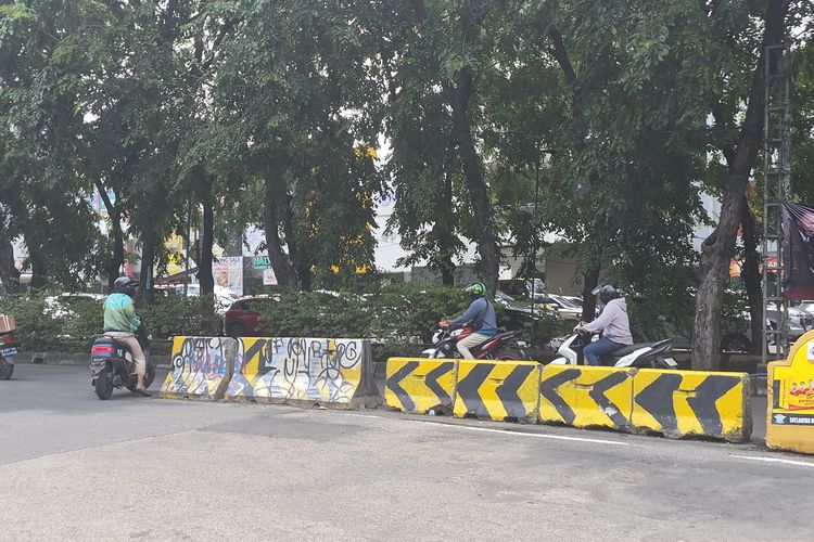 Malas Putar Balik Jauh, Pengendara Jakut Pilih Lawan Arah dan Pertaruhkan Nyawa 