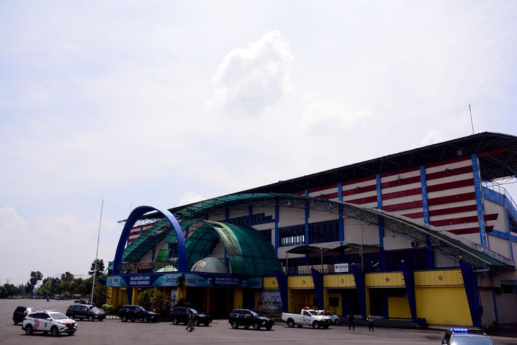 Suasana Stadion Kanjuruhan Malang tampak sepi karena wabah virus corona yang semakin hari semakin mengkhawatirkan perkembangannya di Indonesia.