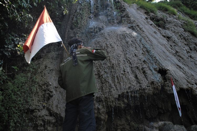 Komunitas pecinta alam asal Kabupaten Grobogan, Jawa Tengah yang tergabung dalam Scout Adventure Community (SAC) mengibarkan bendera merah putih di puncak perbukitan Kendeng Utara wilayah Desa Sedayu, Kecamatan Grobogan, Selasa (17/8/2021).