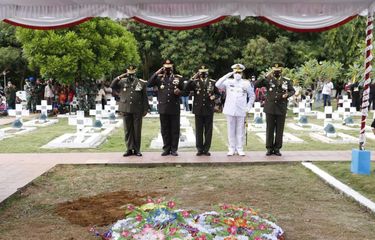 Wakil KSAD Herman Asaribab Dimakamkan, Letjen Ali Bogra: Kita ...
