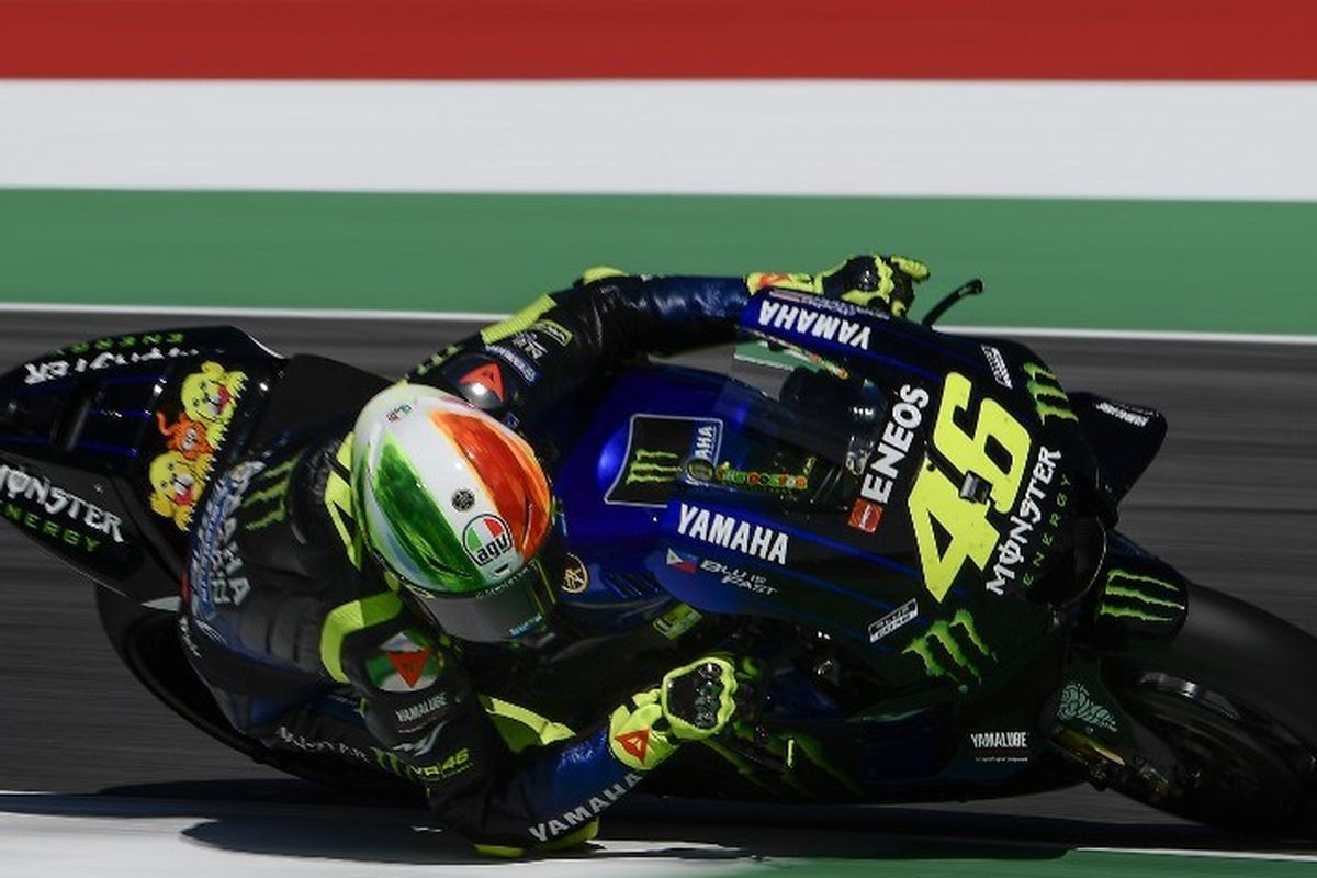 Pebalap Yamaha, Valentino Rossi, memacu motornya pada sesi latihan bebas MotoGP Italia di Sirkuit Mugello, 1 Juni 2019. 