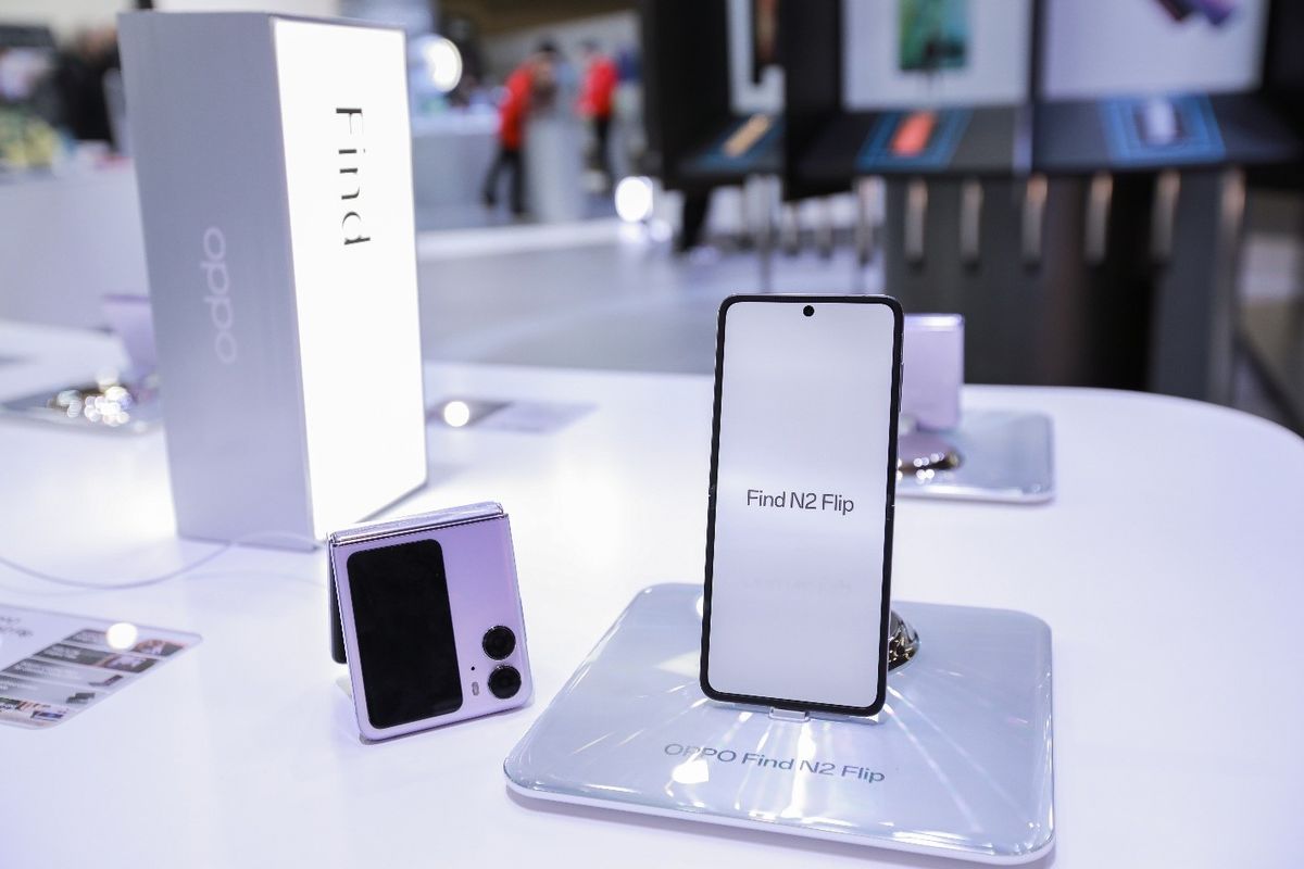 Oppo Find N2 Flip memiliki desain yang ringkas.