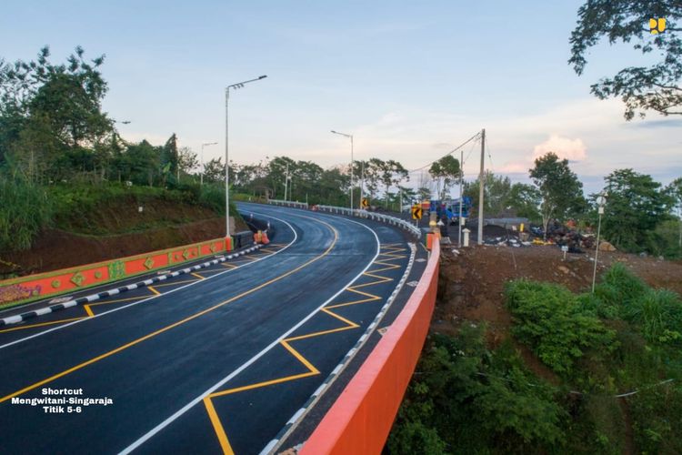 Kementerian Pekerjaan Umum dan Perumahan Rakyat (PUPR) terus melanjutkan pembangunan jalan pintas (shortcut) ruas Mengwitani-Singaraja.