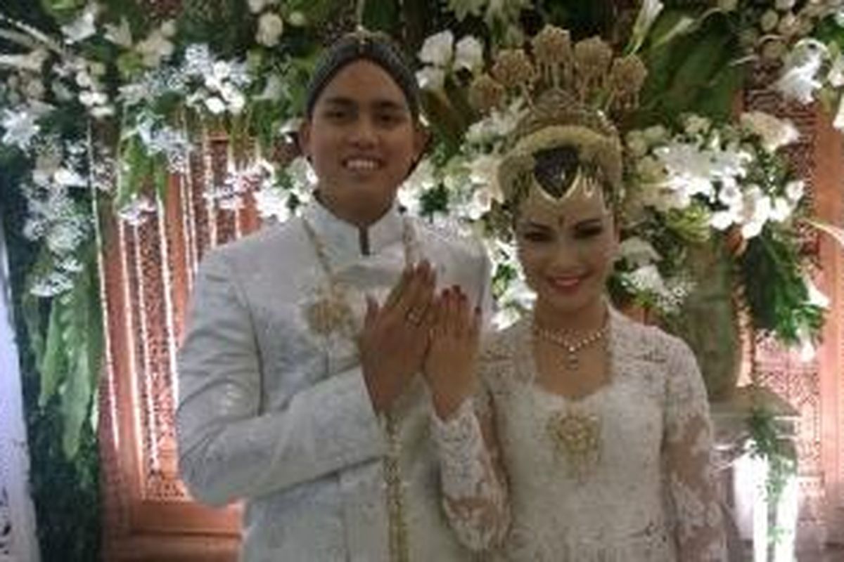 Artis peran Chacha Frederica dan suaminya, Dico Ganinduto, diabadikan usai menggelar acara akad nikah di Hotel Fairmont, Senayan, Jakarta Pusat, Minggu (23/8/2015).