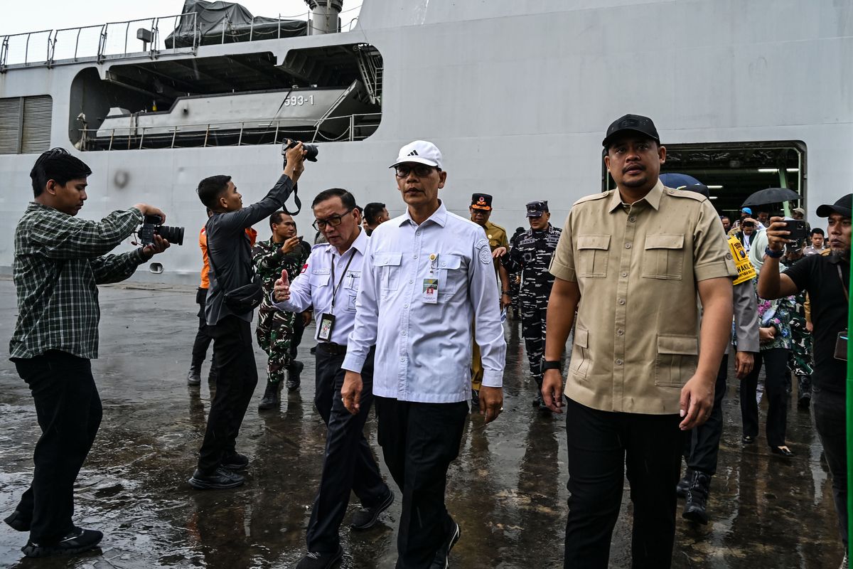 Gubernur Sumatera Utara (Sumut) Muhammad Bobby Afif Nasution bersama unsur Forkopimda dan sejumlah OPD Pemprov, menerima bantuan logistik dari Kementerian Pertanian (Kementan) dan Badan Pangan Nasional (Bapanas), serta melepas secara simbolis untuk kabupaten/kota di Sumut yang terdampak bencana banjir dan longsor, di KRI Banda Aceh di Pelabuhan 104 Belawan, Selasa (16/12/2025). 