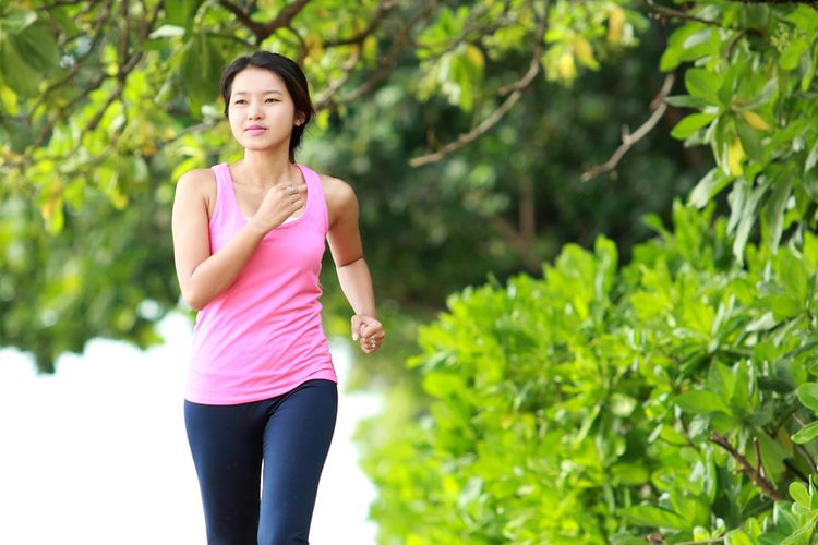 Manfaat jalan kaki termasuk meningkatkan suasana hati, yang pada akhirnya dapat membantu kita lebih mungkin rutin berolahraga untuk menurunkan berat badan.
