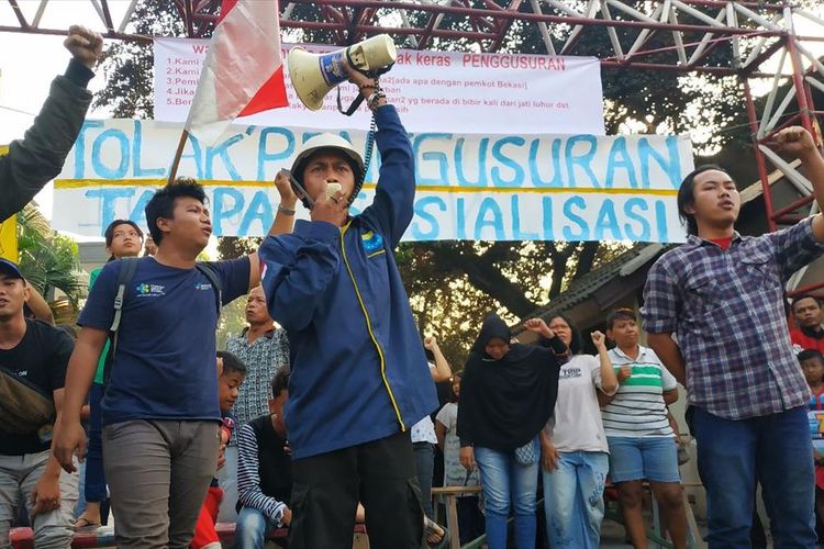 Warga Bougenville Raya, Jakasampurna, Bekasi Barat menolak digusur karena tak pernah disosialisasi, Kamis (25/7/2019).