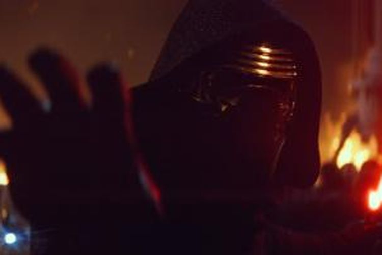 Adam Driver beraksi sebagai Kylo Ren dalam Star Wars: The Force Awakens (2015) 