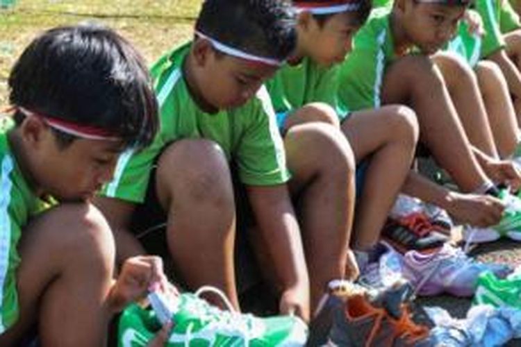 Donasi 1000 pasang sepatu untuk atlet anak berprestasi
