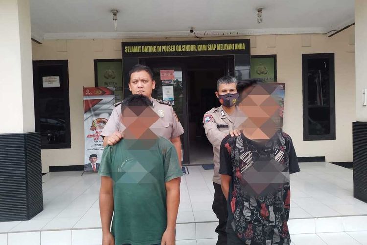 Polisi menangkap dua pelaku jambret di Desa Curug, Kecamatan Gunung Sindur, Kabupaten Bogor, Jawa Barat.