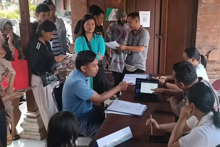 Dapat Sekolah Jauh dari Rumah, Ratusan Orangtua Siswa Geruduk Disdikpora Denpasar