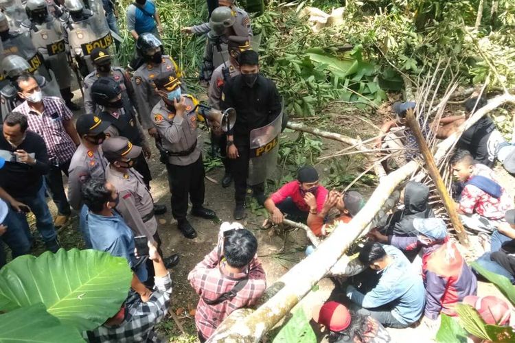 Unjuk rasa penolakan pembangunan Bendungan Bener di Desa Wadas, Kecamatan Bener, Kabupaten Purworejo, Jumat (24/4/2021).