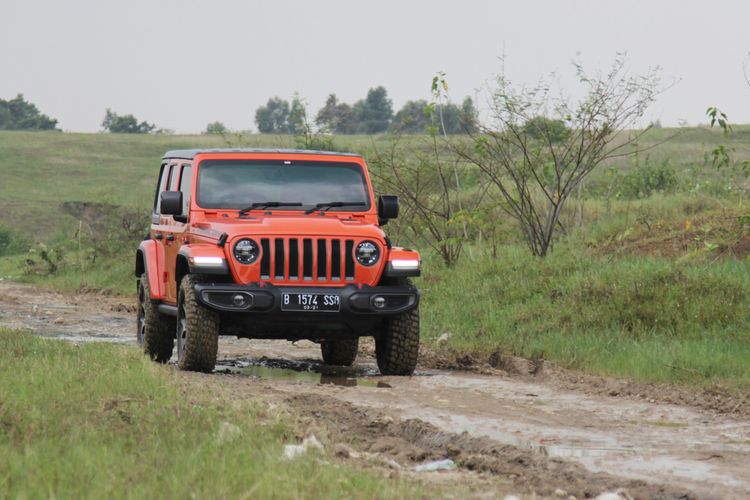 Jeep Wrangler Rubicon Unlimited dijajal di area perkotaan. Kemampuan jelajah Jeep legendaris ini memuaskan di kendarai harian