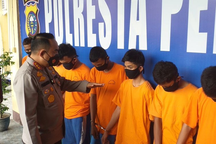 Kapolresta Pekanbaru Kombes Pria Budi saat konferensi pers memberikan nasehat kepada anak-anak geng motor yang terlibat aksi pengeroyokan di Kota Pekanbaru, Riau, Jumat (17/6/2022).