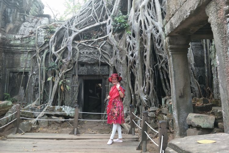 Para wisatawan berfoto di sekitar bangunan candi yang terlilit akar pohong spung di Komplek Candi Ta Prohm, Angkor, Siem Reap, Kamboja.
