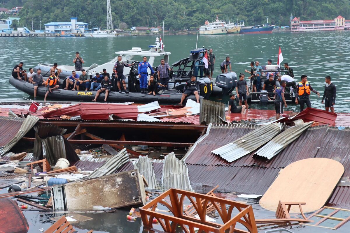 Tim SAR gabungan tengah berusaha mengevakuasi korban gempa yang tertimbun bangunan yang jatuh ke laut akibat gempa bumi bermagnitudo 5,2, Jayapura, Papua, Kamis (9/2/2023)