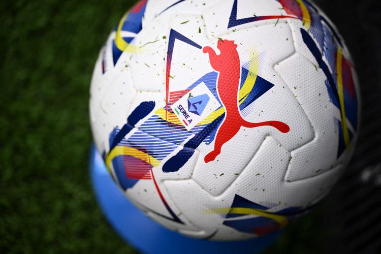 Bola resmi Lega Serie A di pertandingan sepak bola Serie A Liga Italia antara Juventus vs Cagliari di Stadion Allianz di Turin pada 6 Oktober 2024. (Foto oleh MARCO BERTORELLO / AFP)
