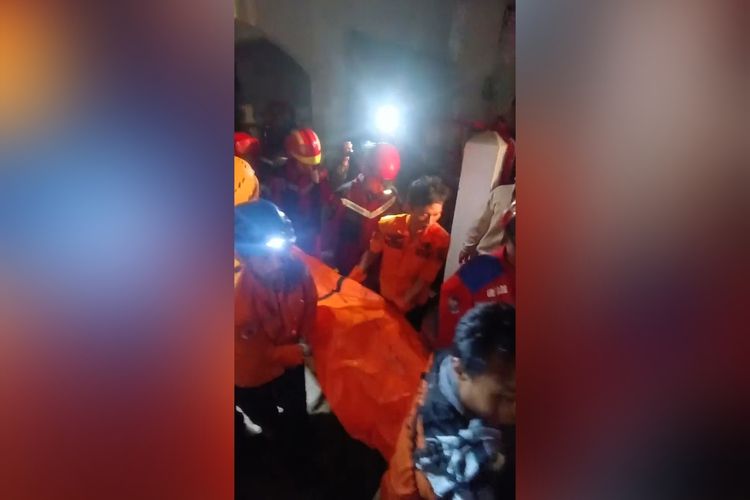 Petugas dari Dinas Penyelamatan dan Pemadam Kebakaran (Damkar) Makassar mengevakuasi jenazah seorang Lansia dari lokasi kebakaran di Jalan Bangkala Raya, Kecamatan Manggala, Kota Makassar, Sulsel, Selasa (19/3/2024) malam.