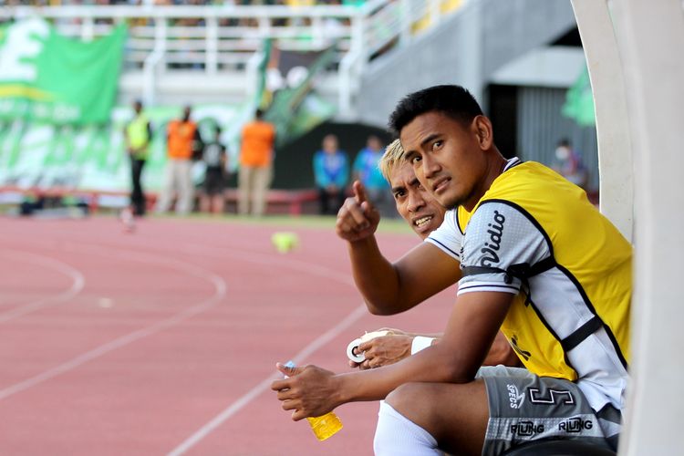 Pemain Bali United Haudi Abdillah dan Fadil Sausu berdiskusi sebelum pertandingan pekan ke-8 Liga 1 2022-2023 melawan Persebaya Surabaya yang berakhir dengan skor 0-1 di Stadion Gelora Bung Tomo Surabaya, Jumat (2/9/2022) sore.