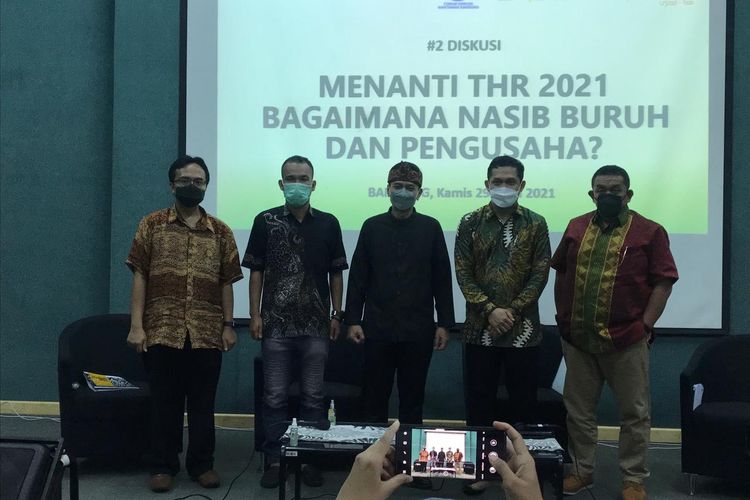 Perwakilan dari buruh menyatakan hingga kini masih ada perusahaan yang menunggak pembayaran Tunjangan Hari Raya (THR) tahun lalu dalam acara FDWB di Bandung, Kamis (29/4/2021). 