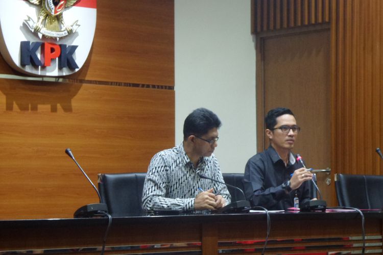 Wakil Ketua KPK Laode Muhammad Syarief dan Juru Bicara KPK Febri Diansyah dalam jumpa pers di Gedung KPK Jakarta, Rabu (2/8/2017).