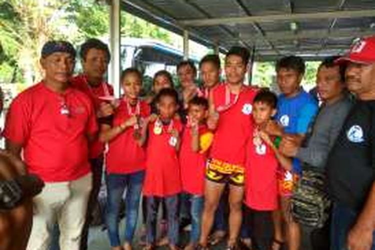 Sembilan kontingen PON cabang Muay Thai asal Sulawesi Tengah, terlantar di Stasiun Manggarai karena tak punya ongkos pulang, Kamis sore (22/9/2016).