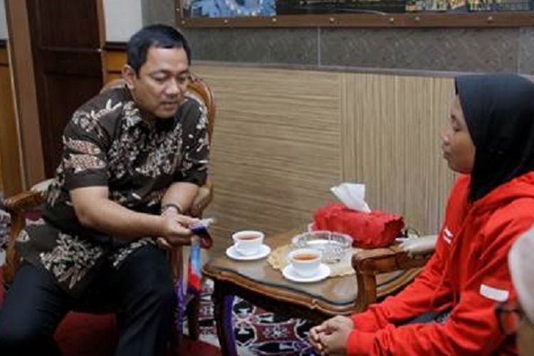 Wali kota Semarang Hendrar Prihadi memberikan bonus berupa uang pembinaan sebesar Rp 50 juta kepada atlet Asian Para Games asal Semaranng, Dian Krisnaningsih di Ruangan VIP Wali Kota, Selasa (16/10/2018).